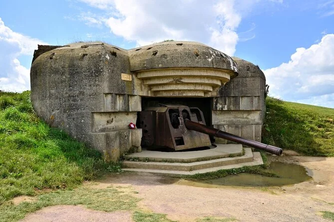 Eine deutsche Geschützkasematte auf einer grasbewachsenen Klippe in der Normandie