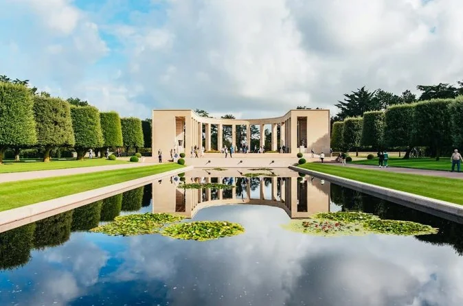 Das Denkmal und das Wasserbecken auf dem amerikanischen Soldatenfriedhof