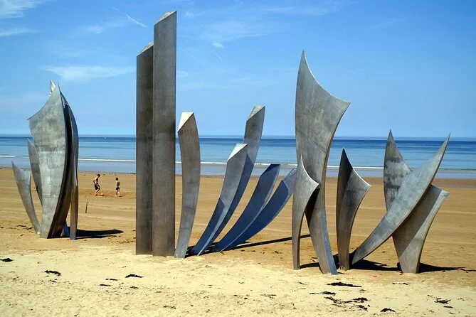 Eine Gedenkskulptur im Sand von Omaha Beach